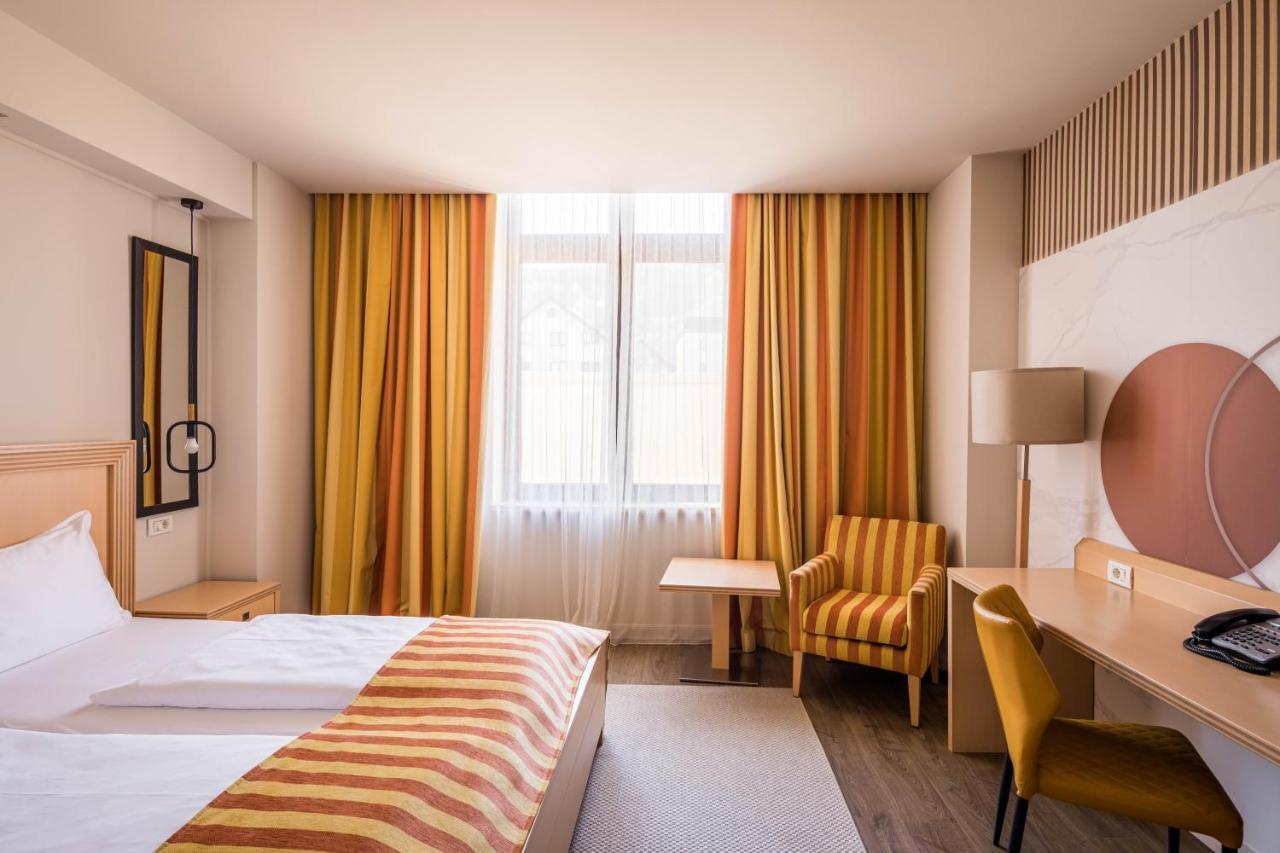 Hotel Rogge เรชิตา ภายนอก รูปภาพ
